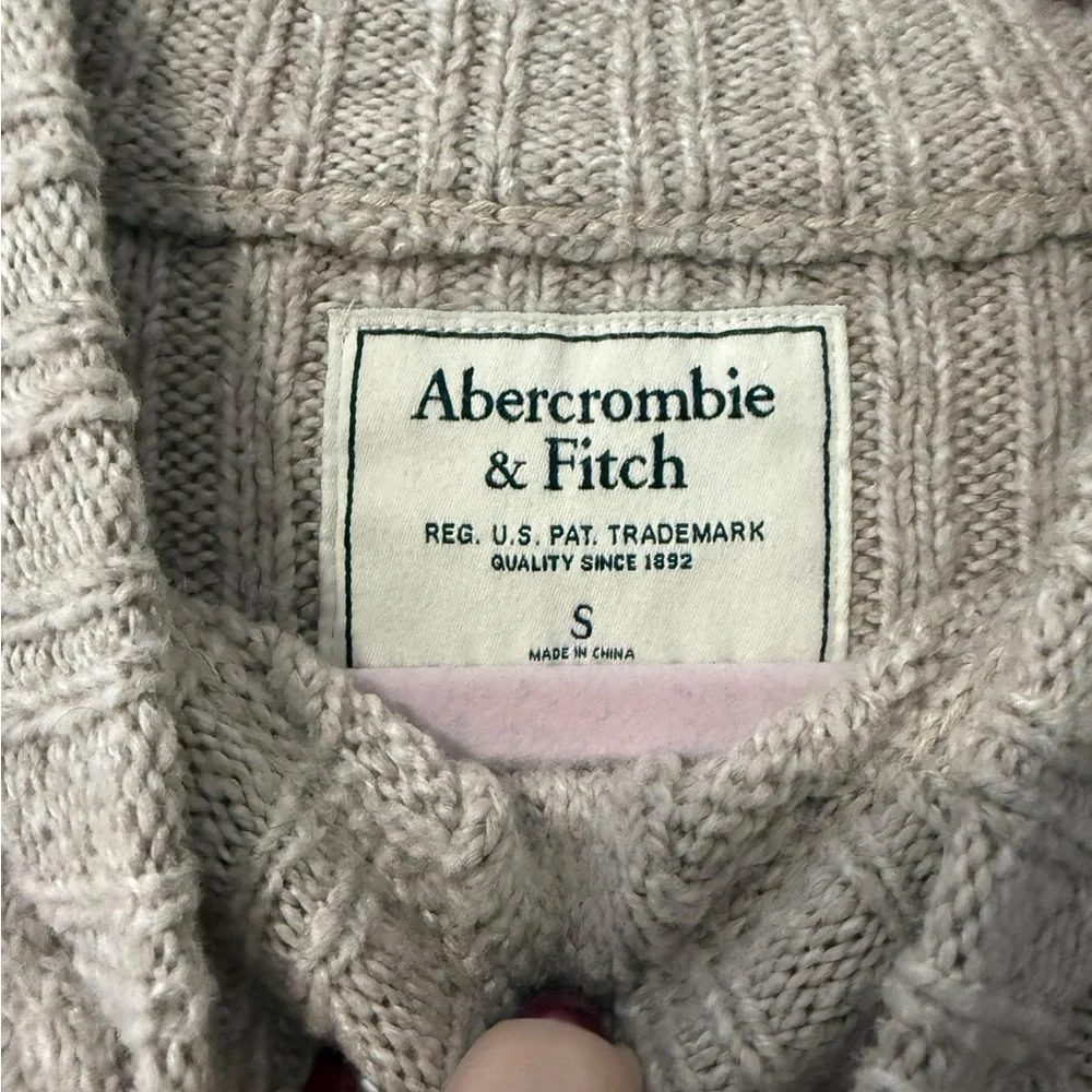 Abercrombie & Fitch elegant turtleneck